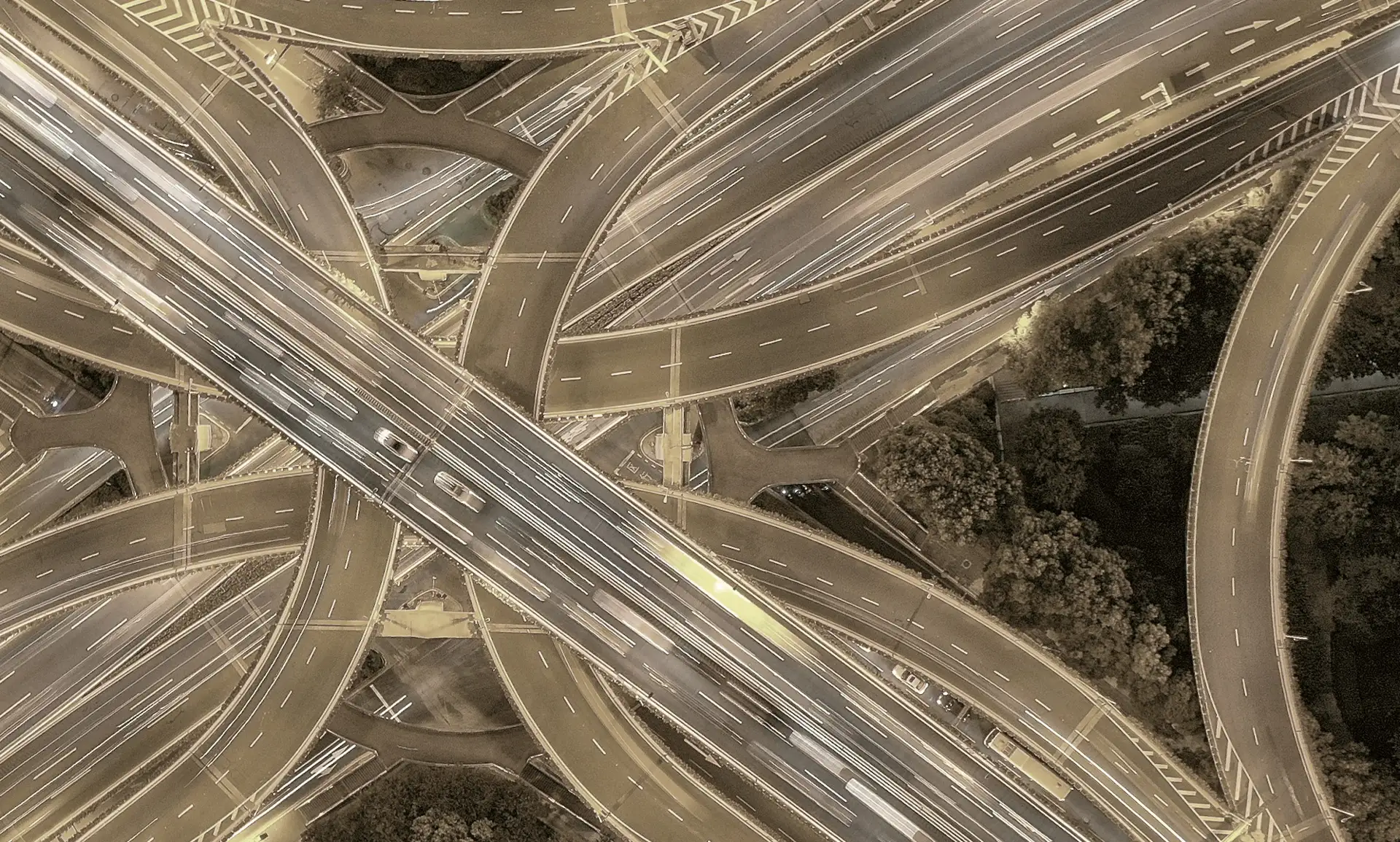 Vista aérea de un gran nudo de autopistas que se cruzan